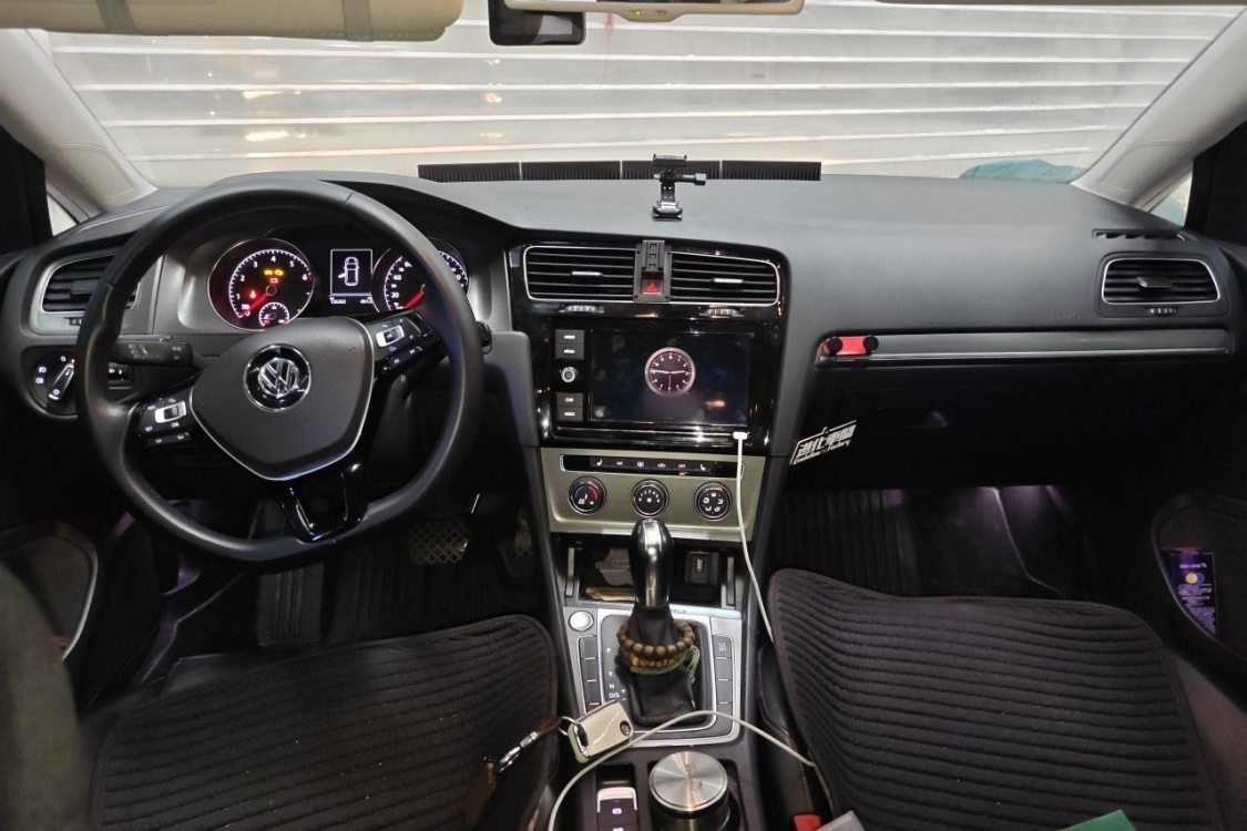 Volkswagen Golf 2015 car image #21