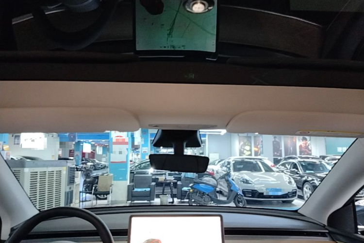 Tesla Model Y 2021 car image #18