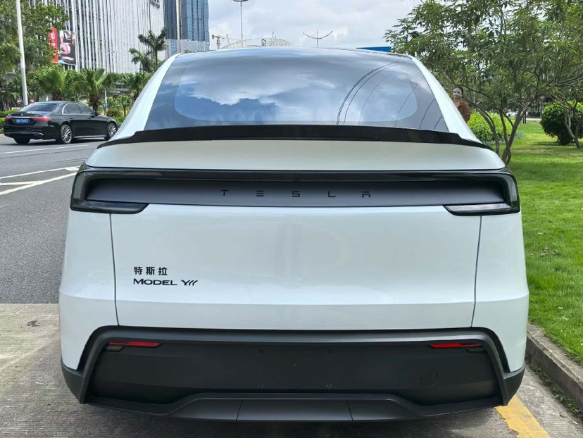 Tesla Model Y 2026 #8 Tesla Model Y 2026 car image #8