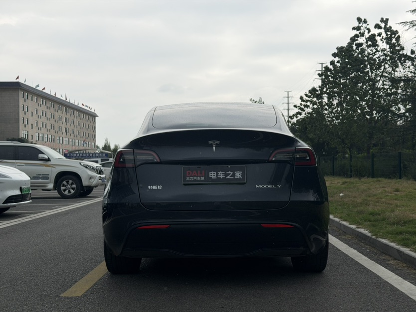 Tesla Model Y 2024 car image #8