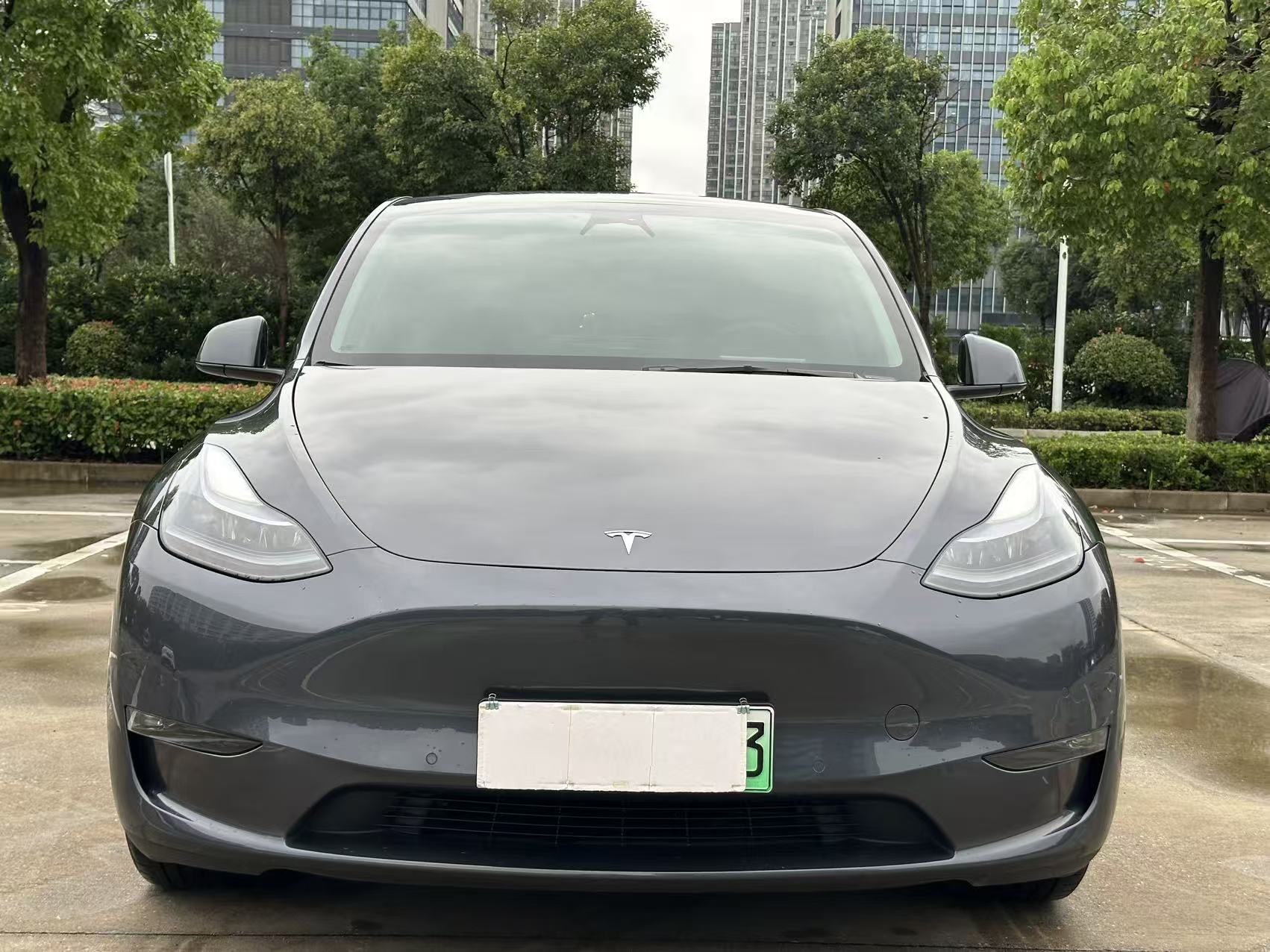 Tesla Model Y 2023 car image #2
