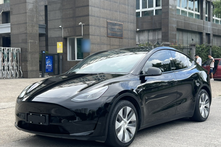 Tesla Model Y 2022 car image #2