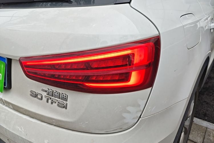 Audi Q3 2018 car image #8