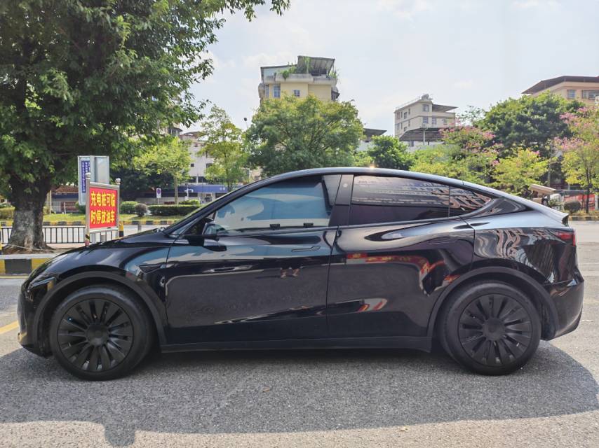 Tesla Model Y 2022 #4 Tesla Model Y 2022 car image #4