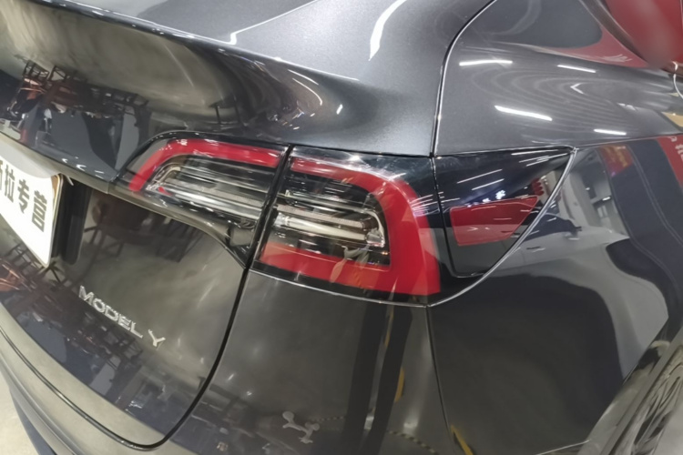 Tesla Model Y 2025 #8 Tesla Model Y 2025 car image #8