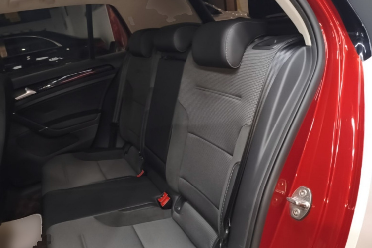 Volkswagen Golf 2018 car image #17