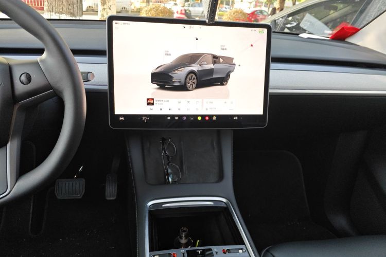 Tesla Model Y 2024 car image #13