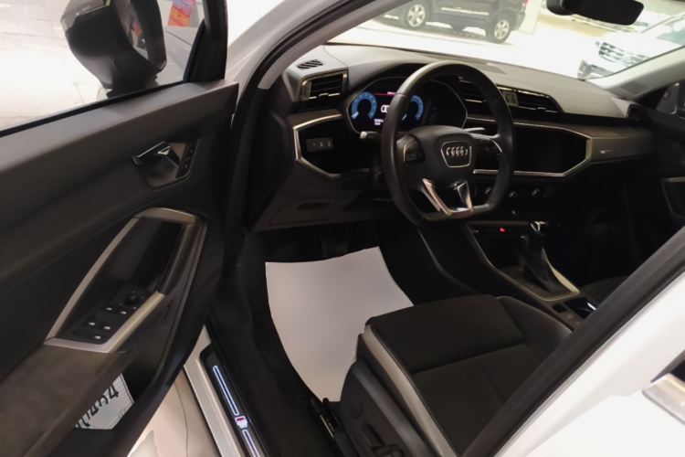 Audi Q3 2019 car image #16