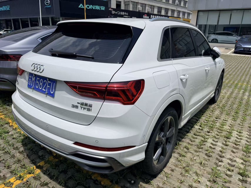 Audi Q3 2023 car image #2