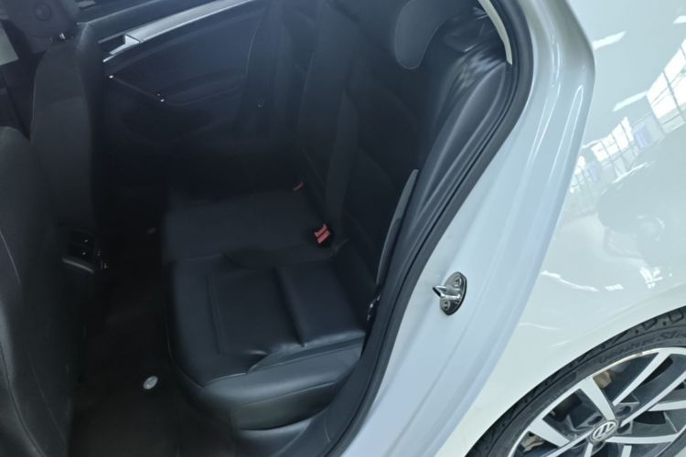 Volkswagen Golf 2020 car image #17
