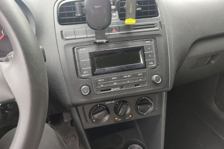 Volkswagen Polo 2016 car image #15