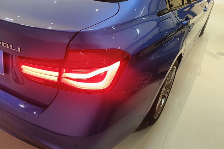 BMW 3 Series 2019 car image #8