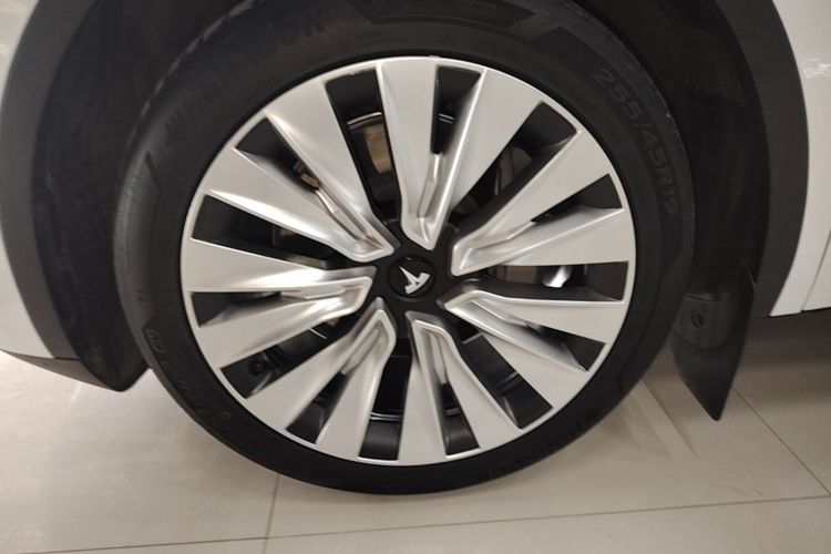 Tesla Model Y 2024 #3 Tesla Model Y 2024 car image #3
