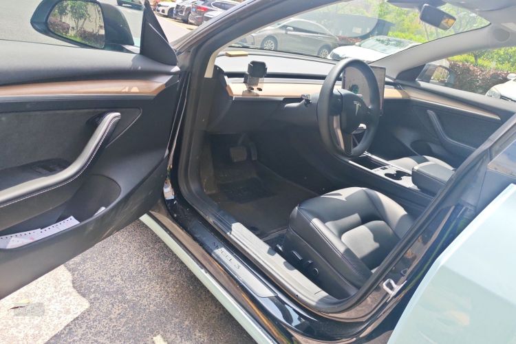 Tesla Model 3 2023 car image #18