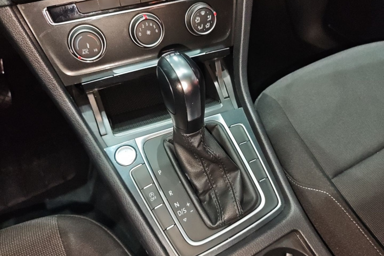 Volkswagen Golf 2020 car image #16