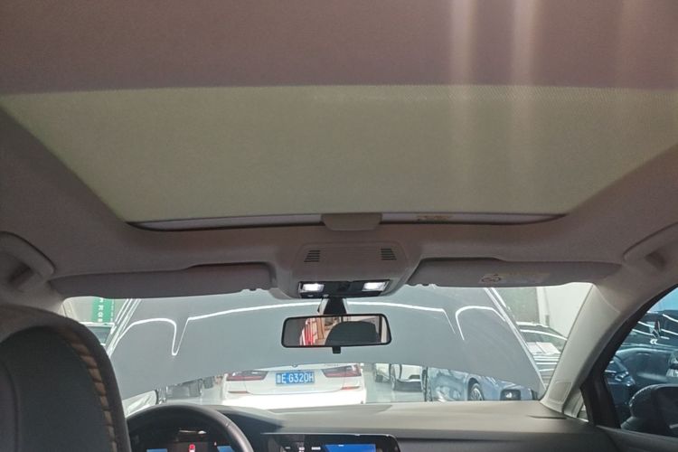 Volkswagen Golf 2023 car image #20