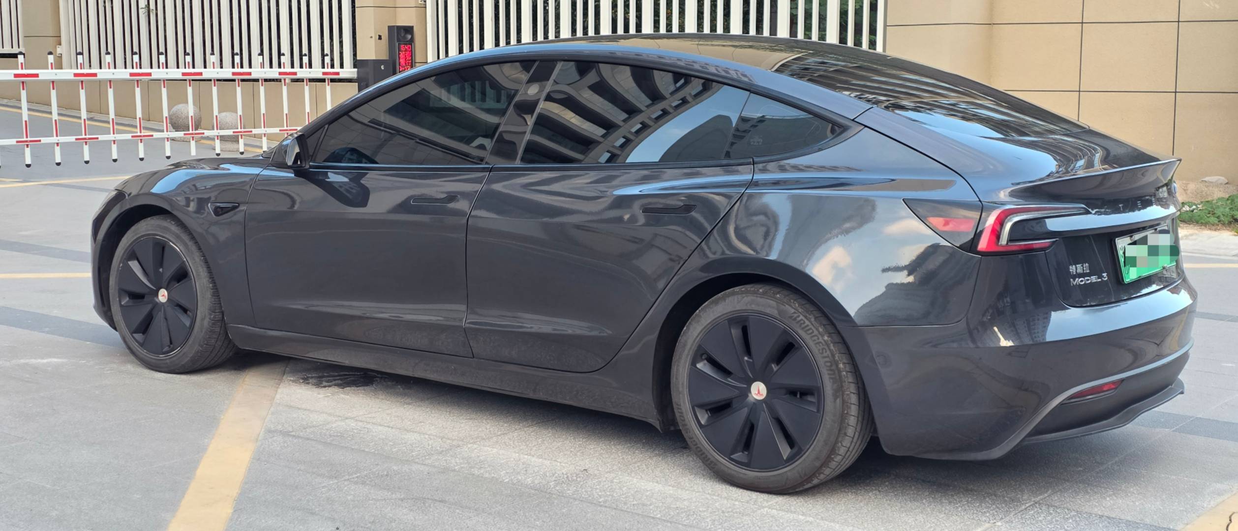Tesla Model 3 2025 immagine di auto #4