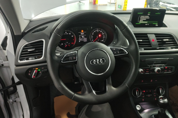 Audi Q3 2019 car image #11