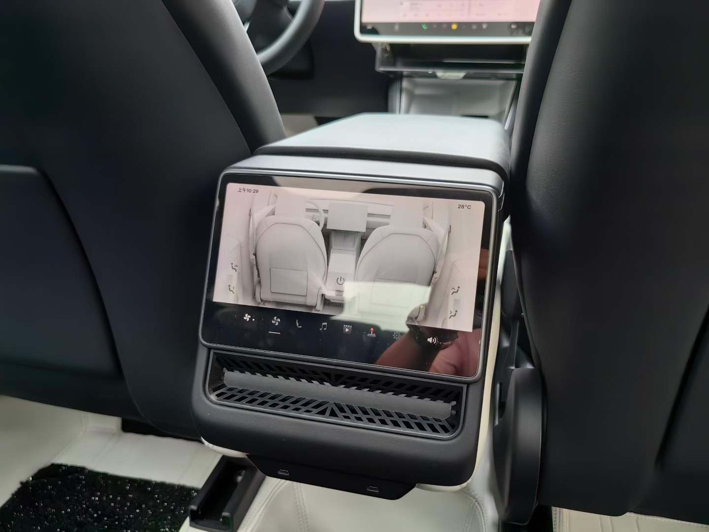 Tesla Model Y 2026 #7 Tesla Model Y 2026 car image #7