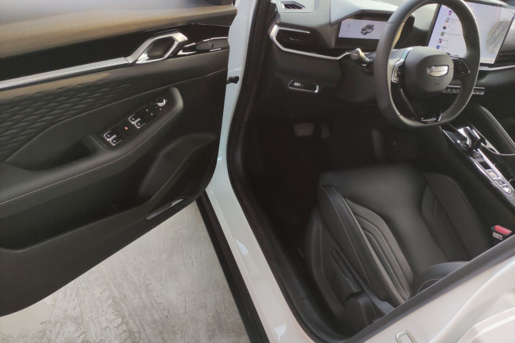 GEELY Coolray 2025 car image #12