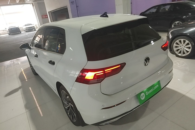 Volkswagen Golf 2023 car image #5