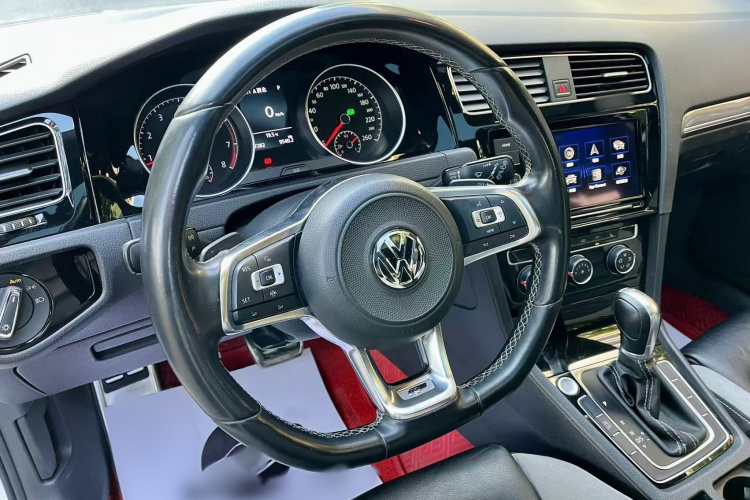 Volkswagen Golf 2019 car image #16