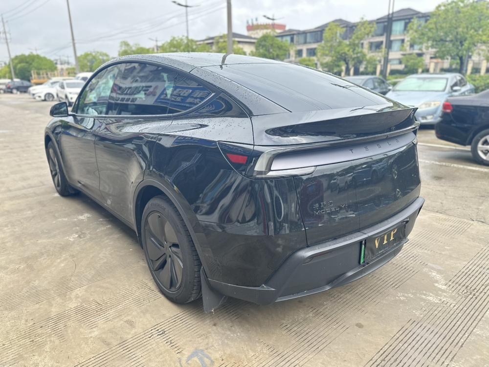 Tesla Model Y 2026 #4 Tesla Model Y 2026 car image #4