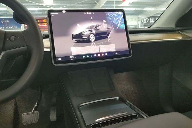 Tesla Model Y 2022 car image #17