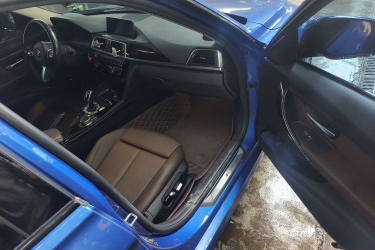 BMW 3 Series 2018 car image #21