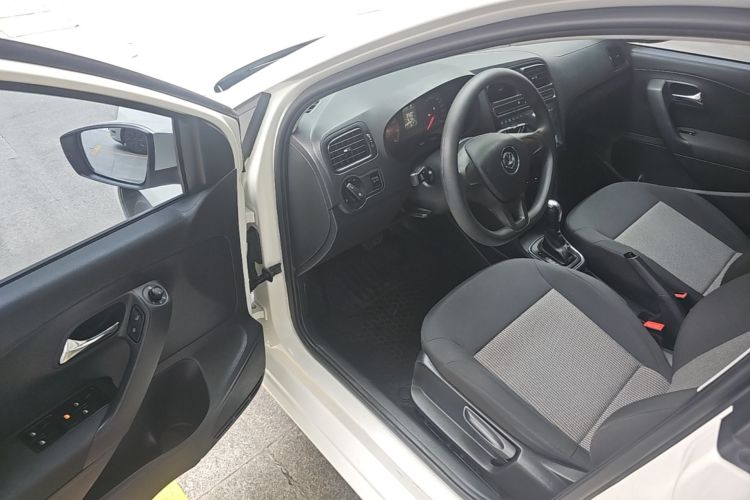 Volkswagen Polo 2017 car image #12