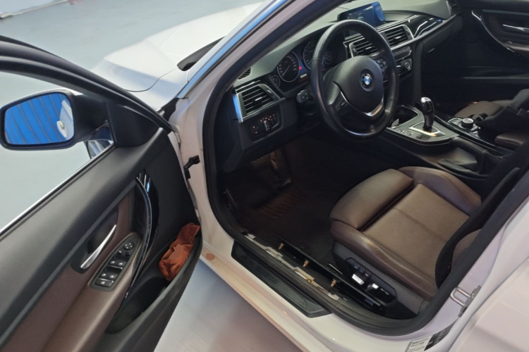 BMW 3 Series 2018 car image #16