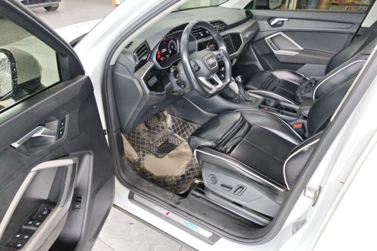 Audi Q3 2022 car image #16