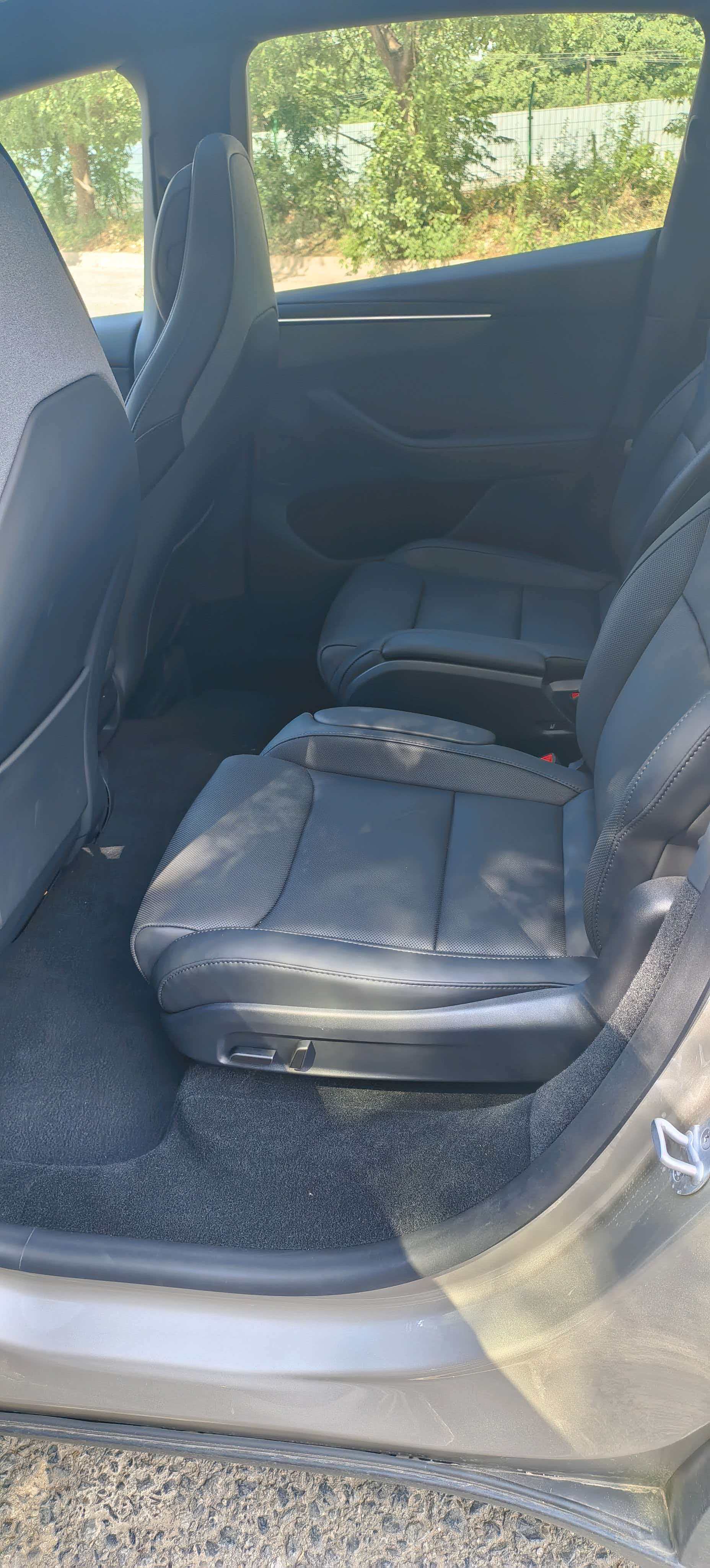 Tesla Model Y L 2026 #6 Tesla Model Y L 2026 car image #6