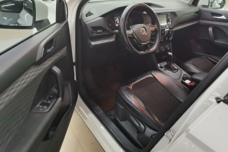 Volkswagen Tharu 2019 car image #12