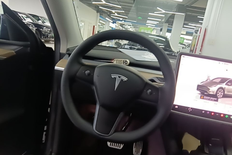 Tesla Model Y 2022 immagine di auto #11