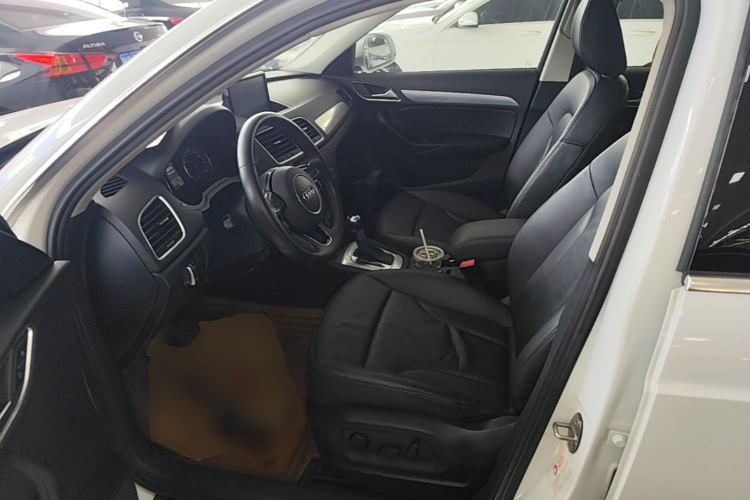 Audi Q3 2016 car image #15