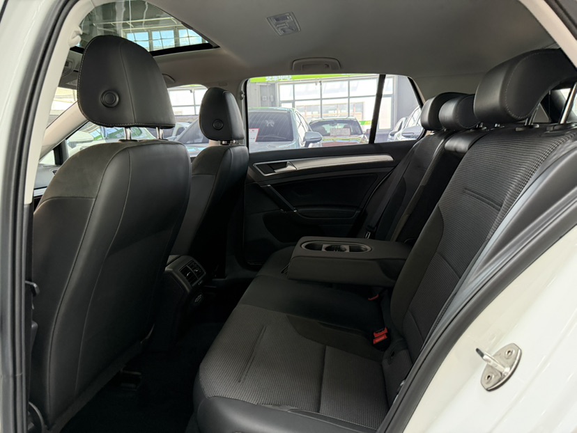 Volkswagen Golf 2020 car image #6