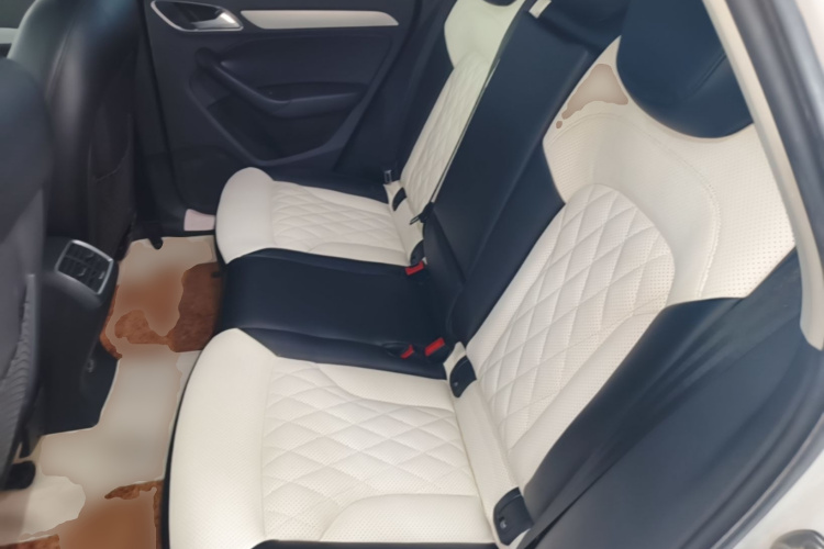 Audi Q3 2018 car image #17
