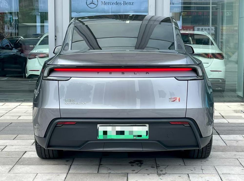 Tesla Model Y 2025 #4 Tesla Model Y 2025 car image #4