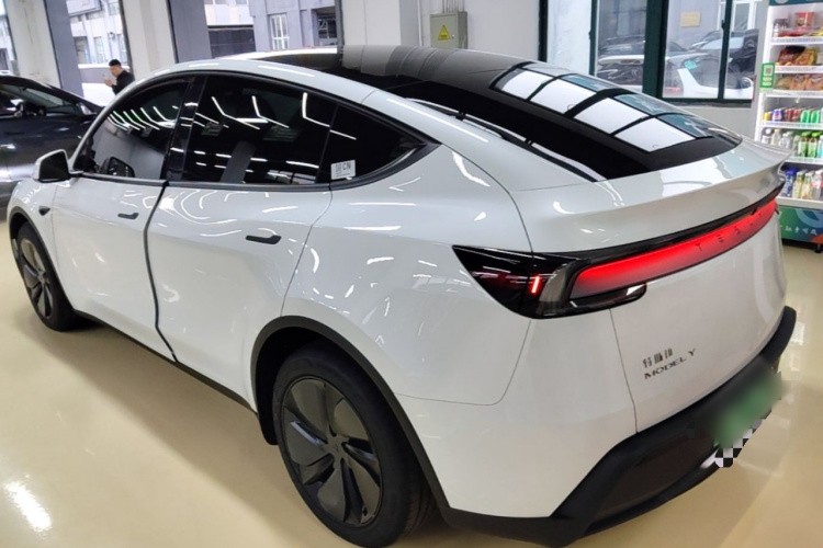 Tesla Model Y 2025 #5 Tesla Model Y 2025 car image #5