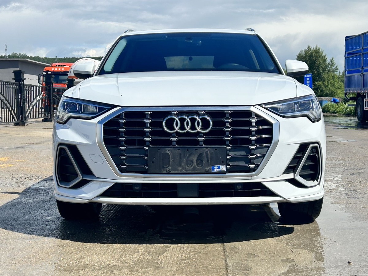 Audi Q3 2022 car image #2