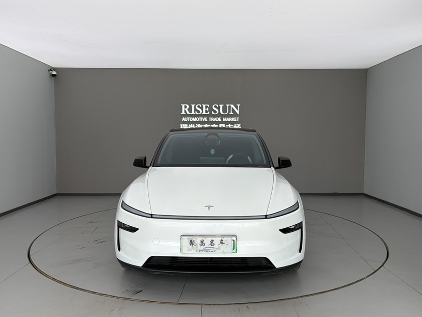 Tesla Model Y 2025 #2 Tesla Model Y 2025 car image #2