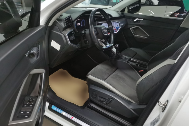 Audi Q3 2020 car image #22