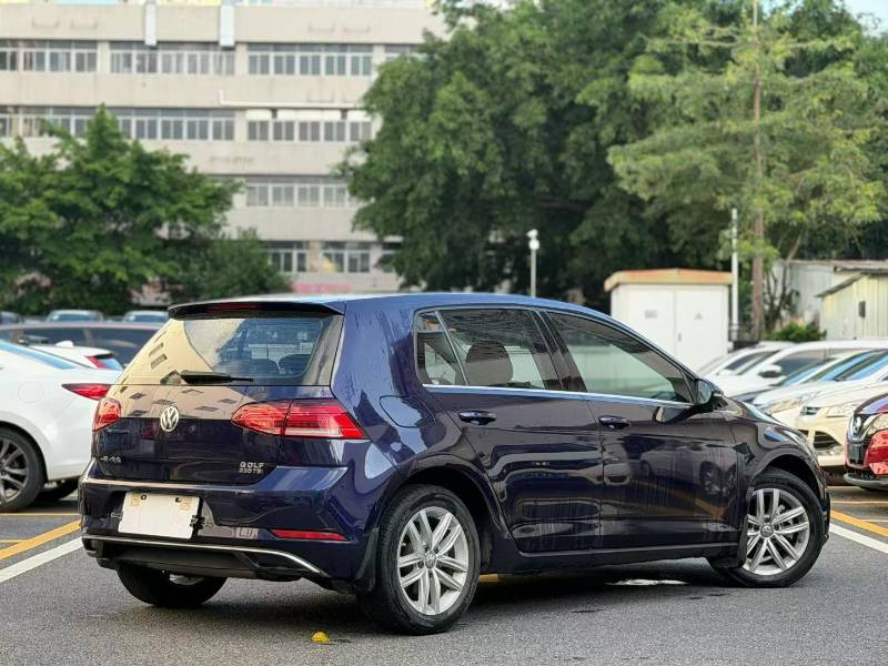 Volkswagen Golf 2018 car image #3