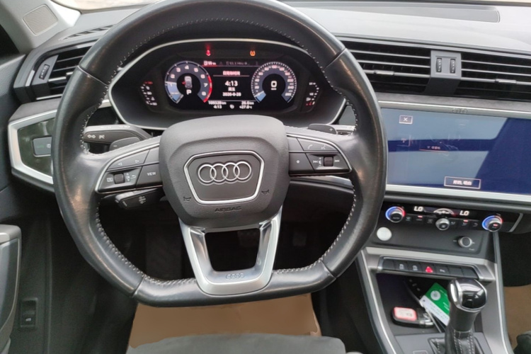 Audi Q3 2020 car image #15
