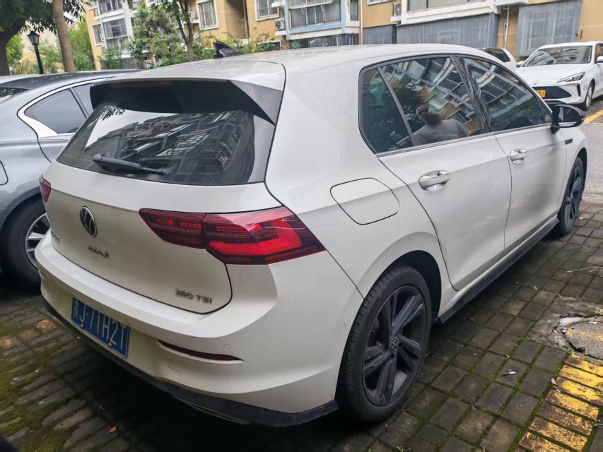 Volkswagen Golf 2025 car image #2