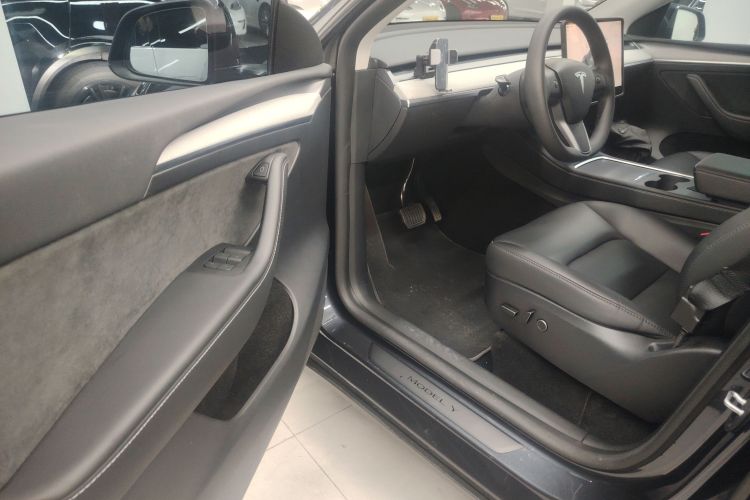 Tesla Model Y 2024 immagine di auto #16