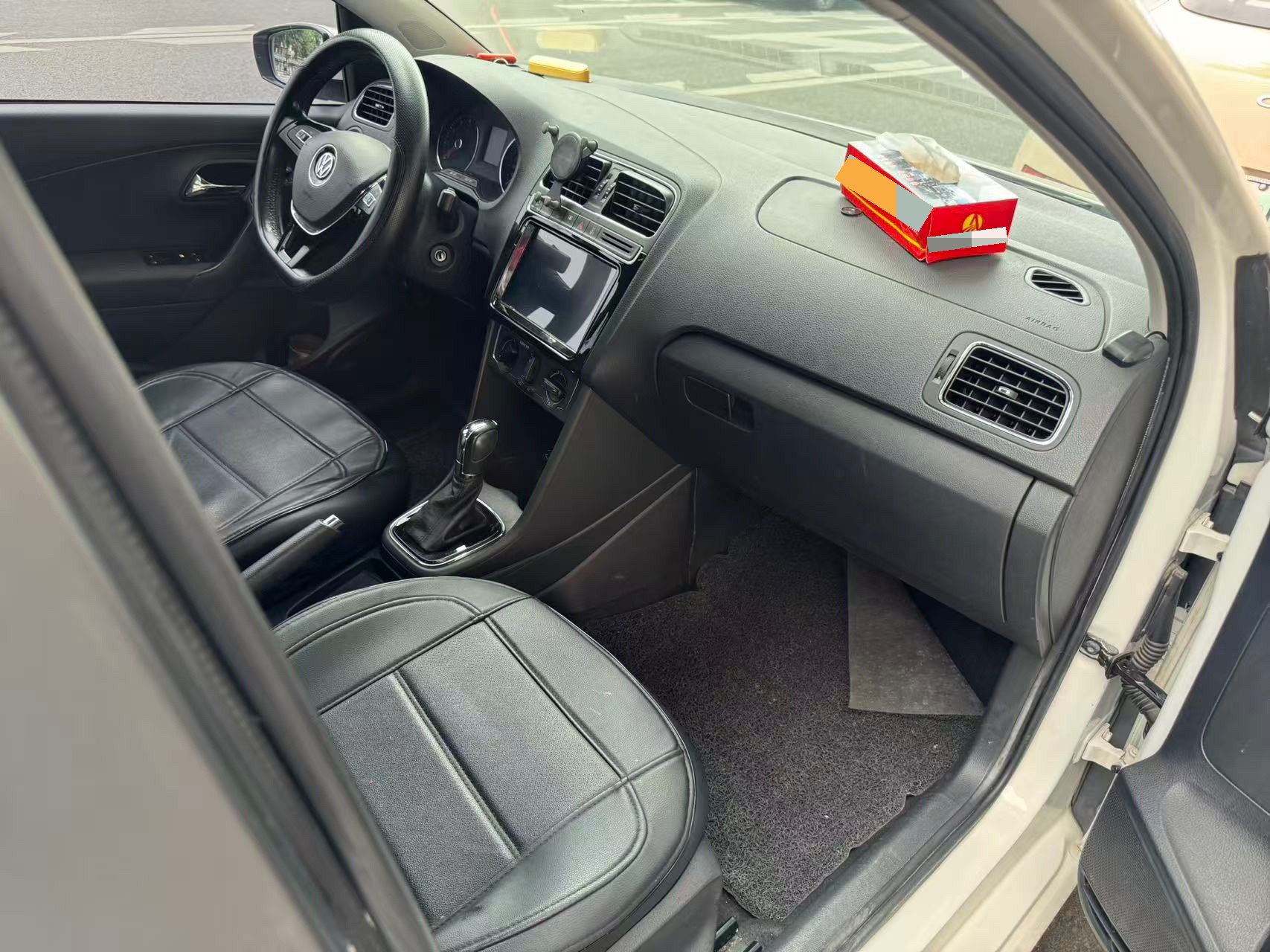 Volkswagen Polo 2019 car image #3