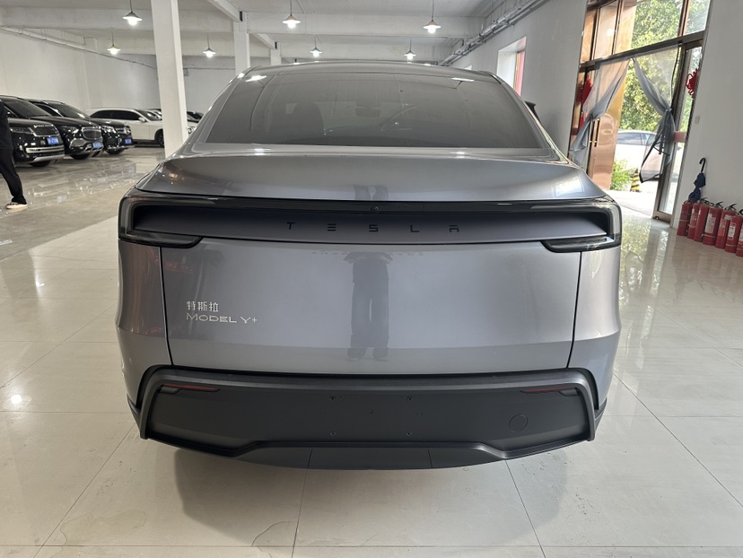 Tesla Model Y 2026 #4 Tesla Model Y 2026 car image #4