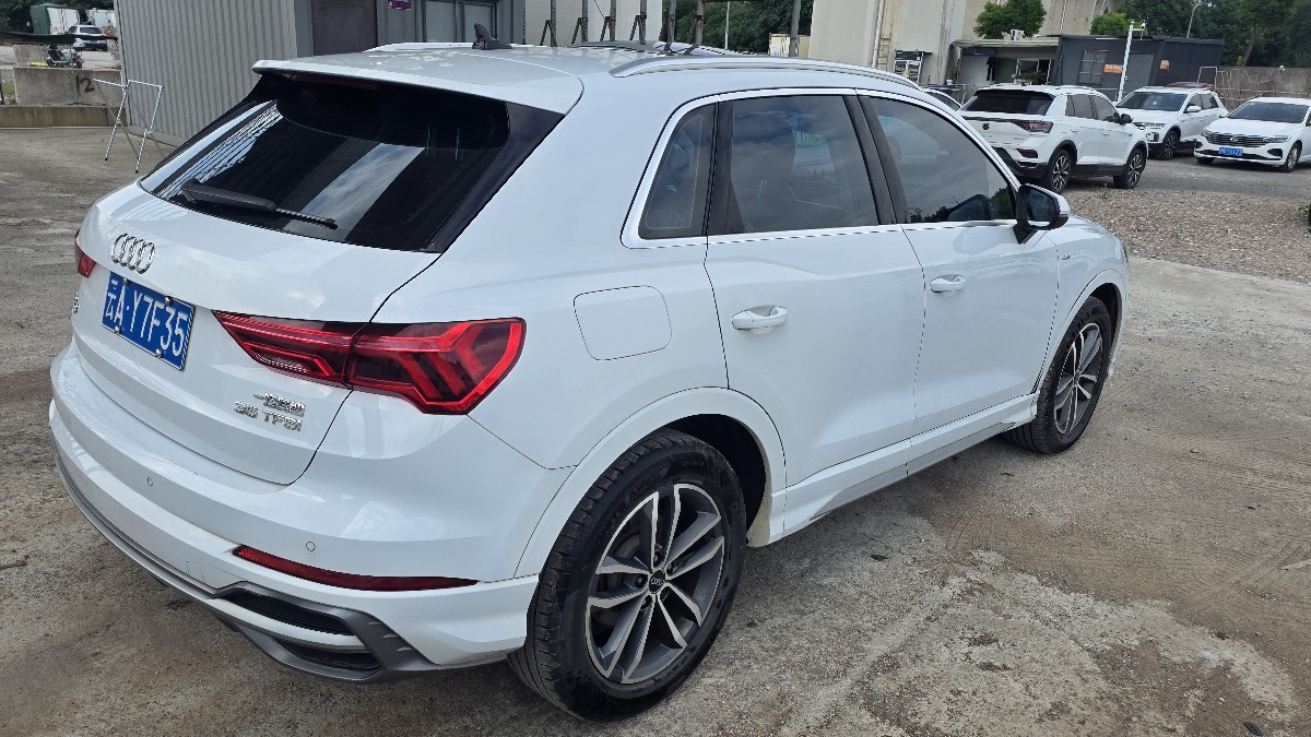 Audi Q3 2023 car image #3